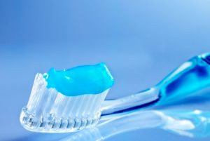 Perbedaan antara pasta gigi berfluoride dan non-fluoride