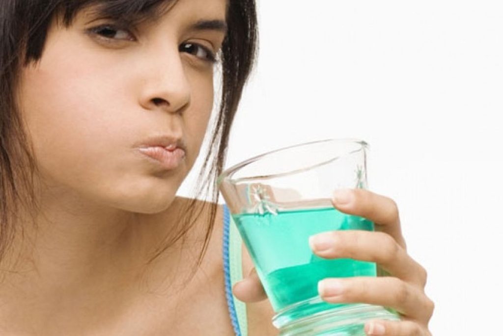 Mengapa Obat Kumur Penting untuk Kesehatan Mulut Anda?