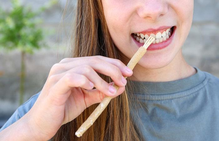 Mitos atau fakta siwak bisa mencerahkan gigi